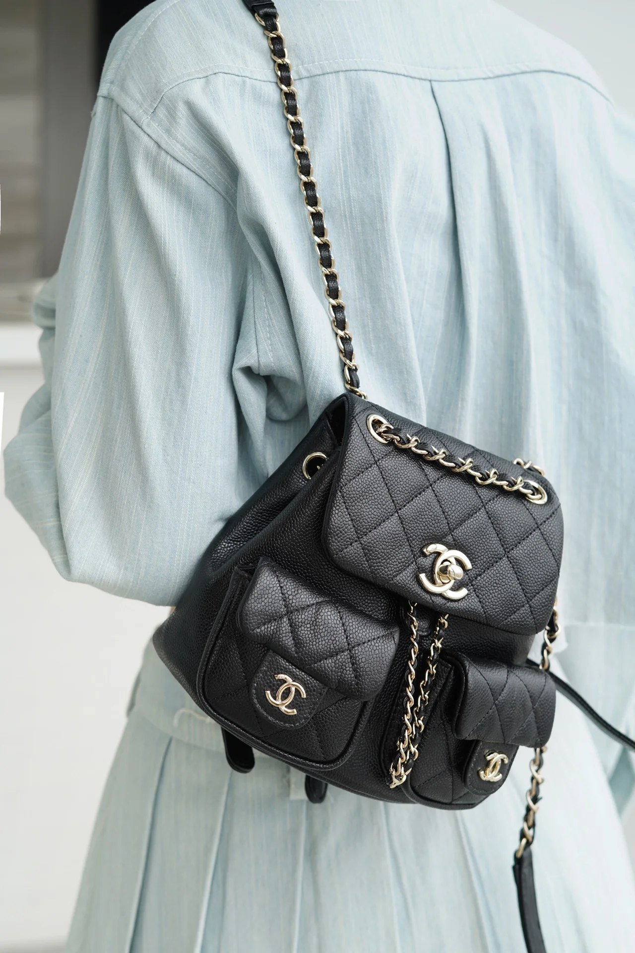 Коллекция Chanel Весна/Лето 2023 - Duma - Однотонный рюкзак из телячьей кожи - Черный - Мини