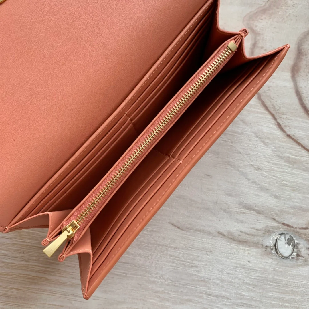 Celine TRIOMPHE 大号亮泽光滑羊皮革翻盖长夹