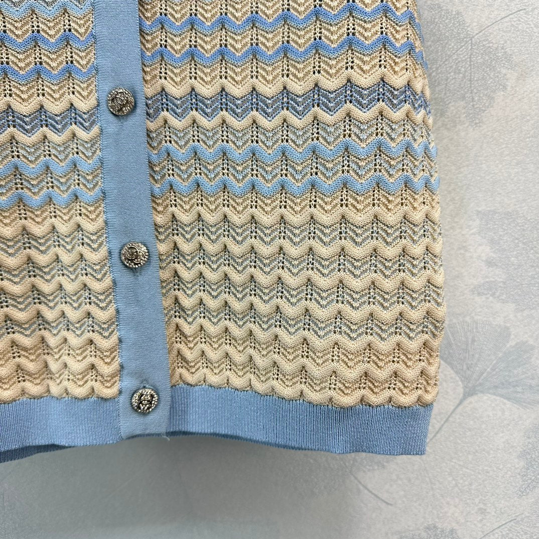 Новая коллекция Chanel Весна/Лето 2024: шерстяной топ с коротким рукавом, синий.