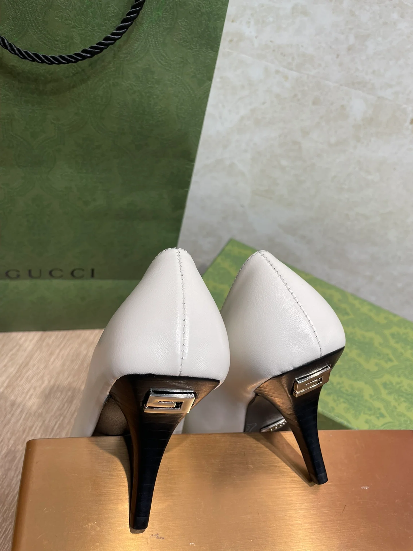 Туфли-лодочки Gucci 22ss с квадратным носком на шпильке - белые