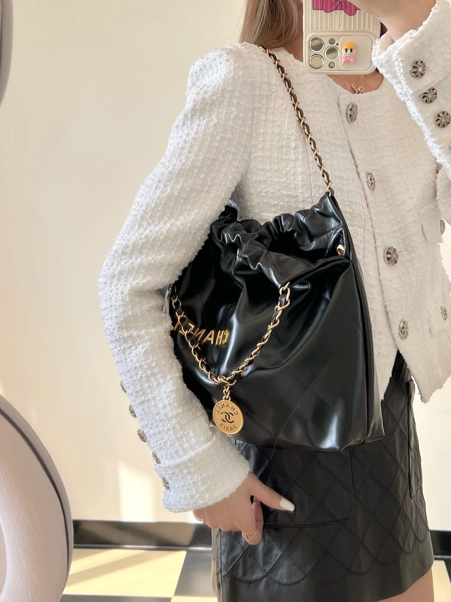 Сумка Chanel 22 (горизонтальный дизайн) - черная с золотой фурнитурой.