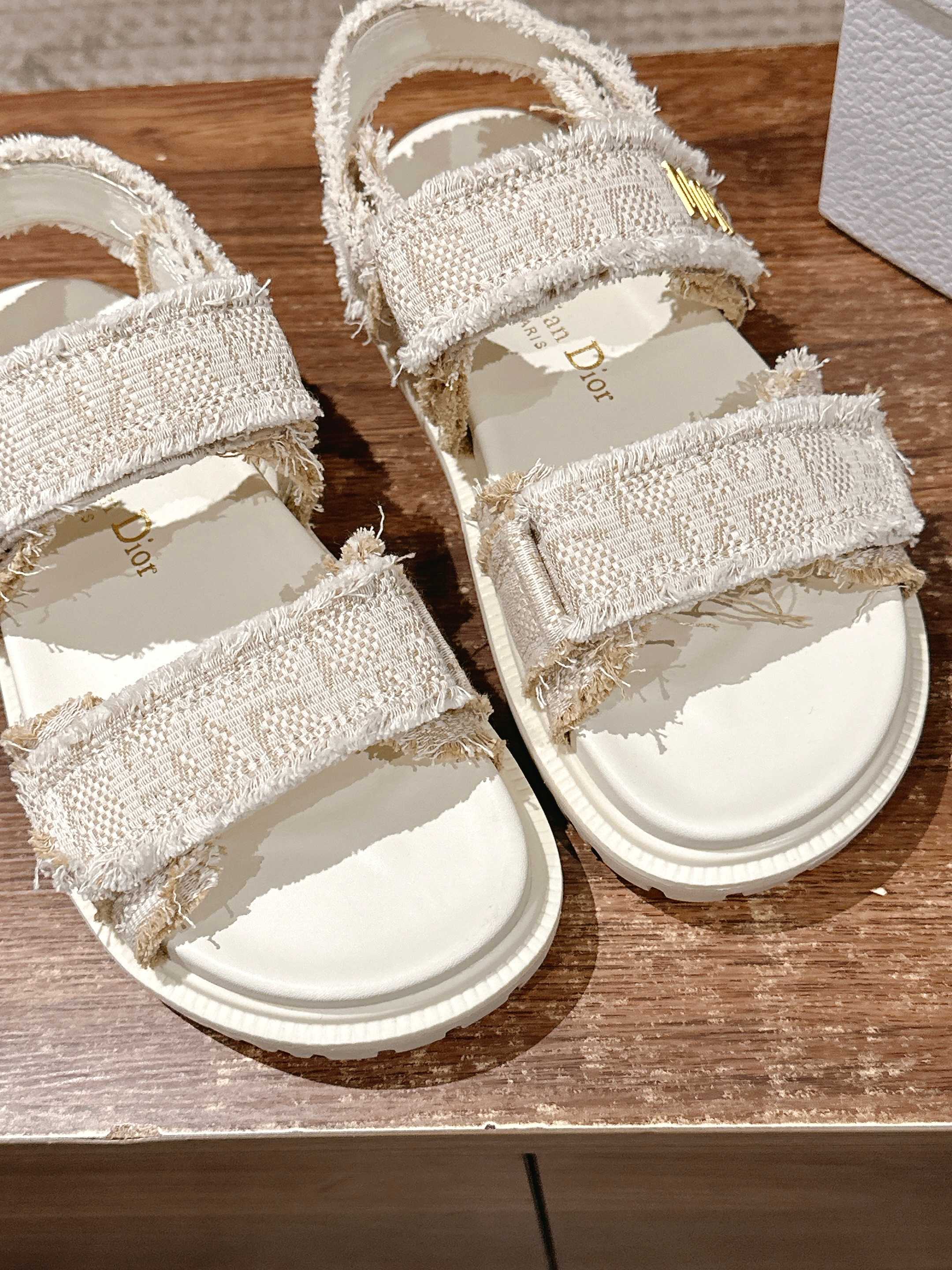 Новая модель Dior 2025 — сандалии на липучках