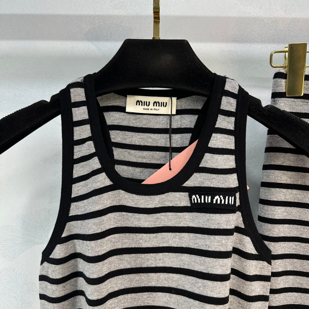 Miu Miu-2404 - Новый вязаный комплект из жилета и кардигана из коллекции 