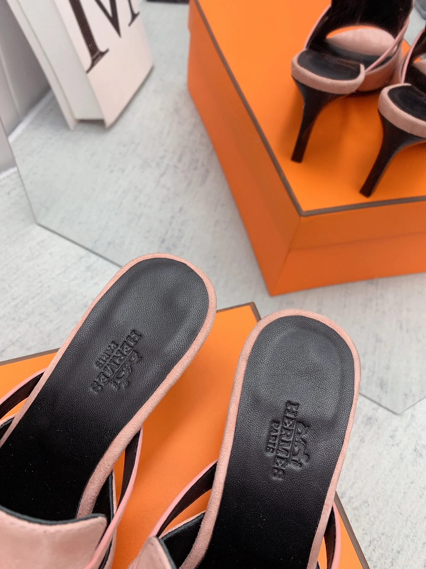 Новинка сезона осень/зима 2022 от Hermes — шлепанцы на высоком каблуке с открытым носком.