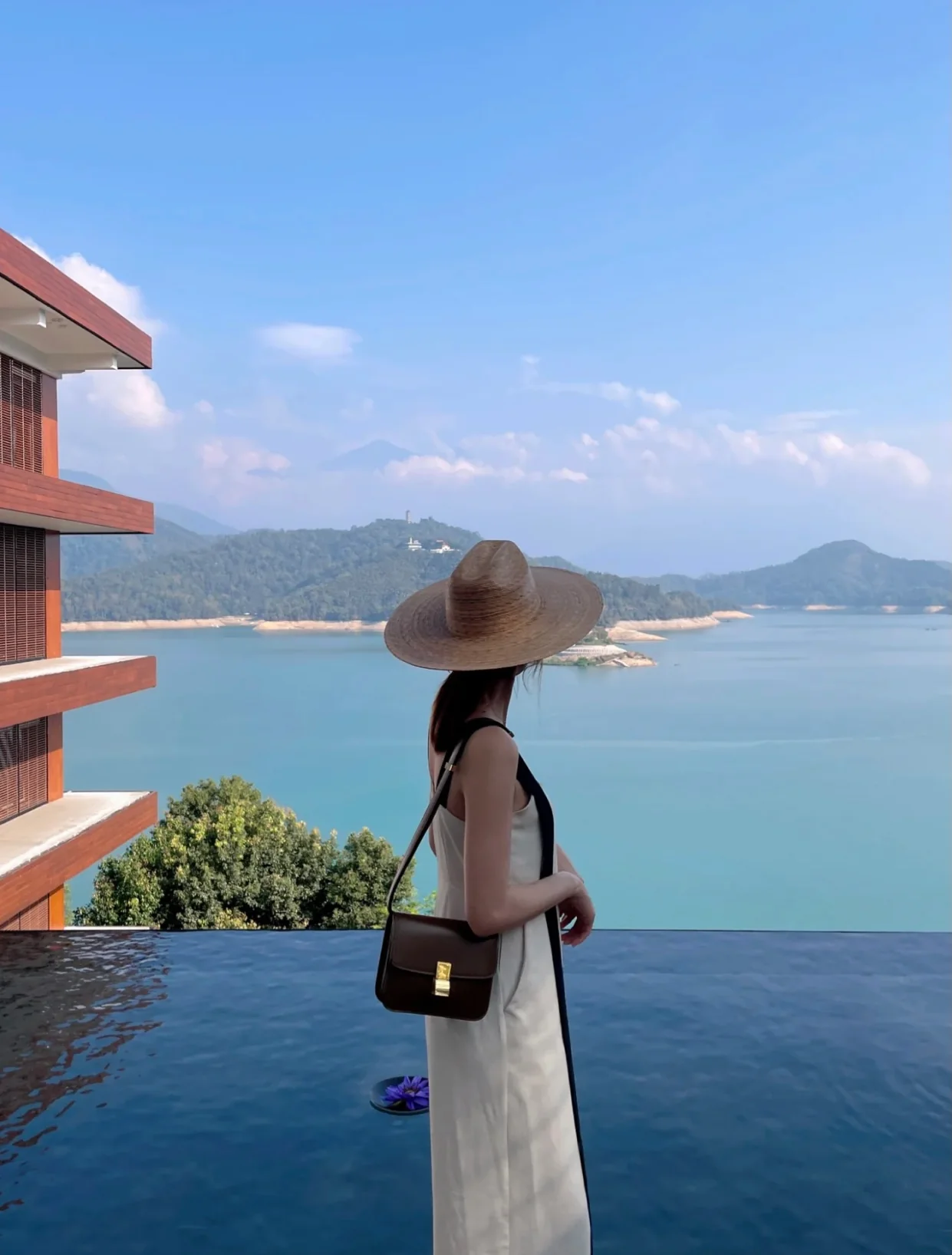 Сумка Celine Box-Tteen из полированной телячьей кожи — черная.