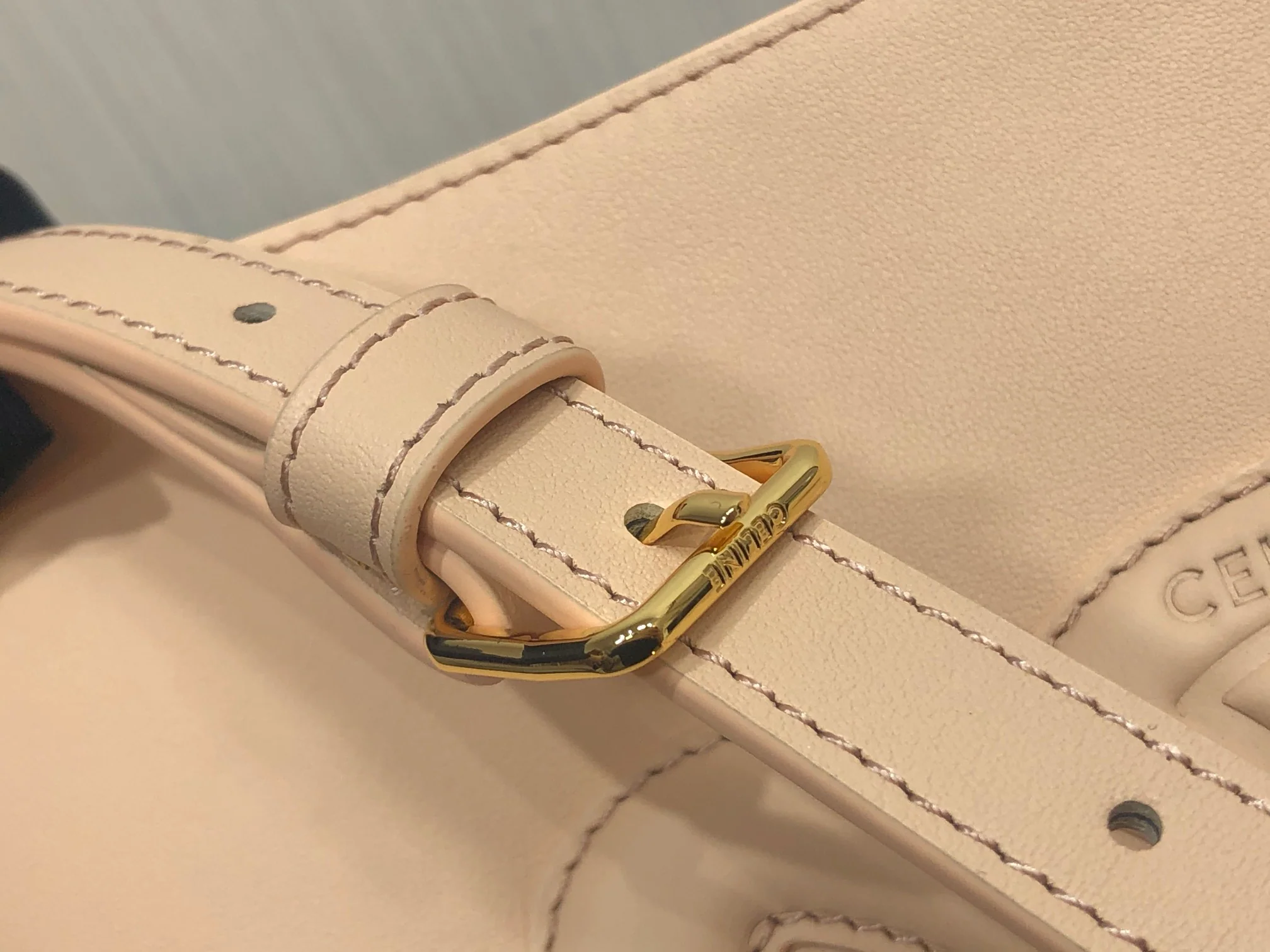 Новинка сезона весна/лето 2022 от Celine - Маленькая кожаная сумка-ведро Cuir Triomphe - 2 шт.