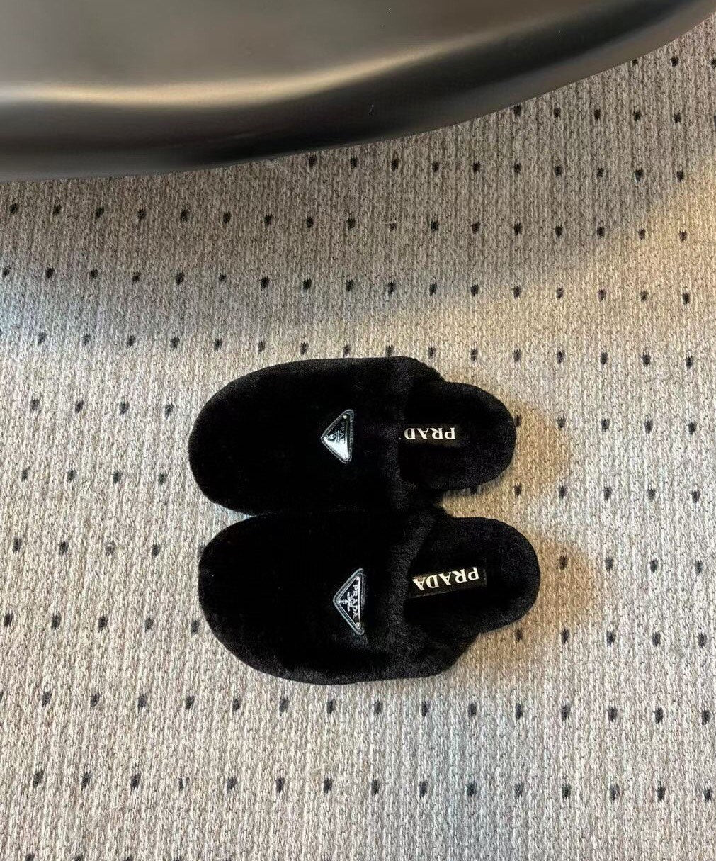 Новинка сезона осень/зима 2023 от Prada - Меховые тапочки с мыском - Черные