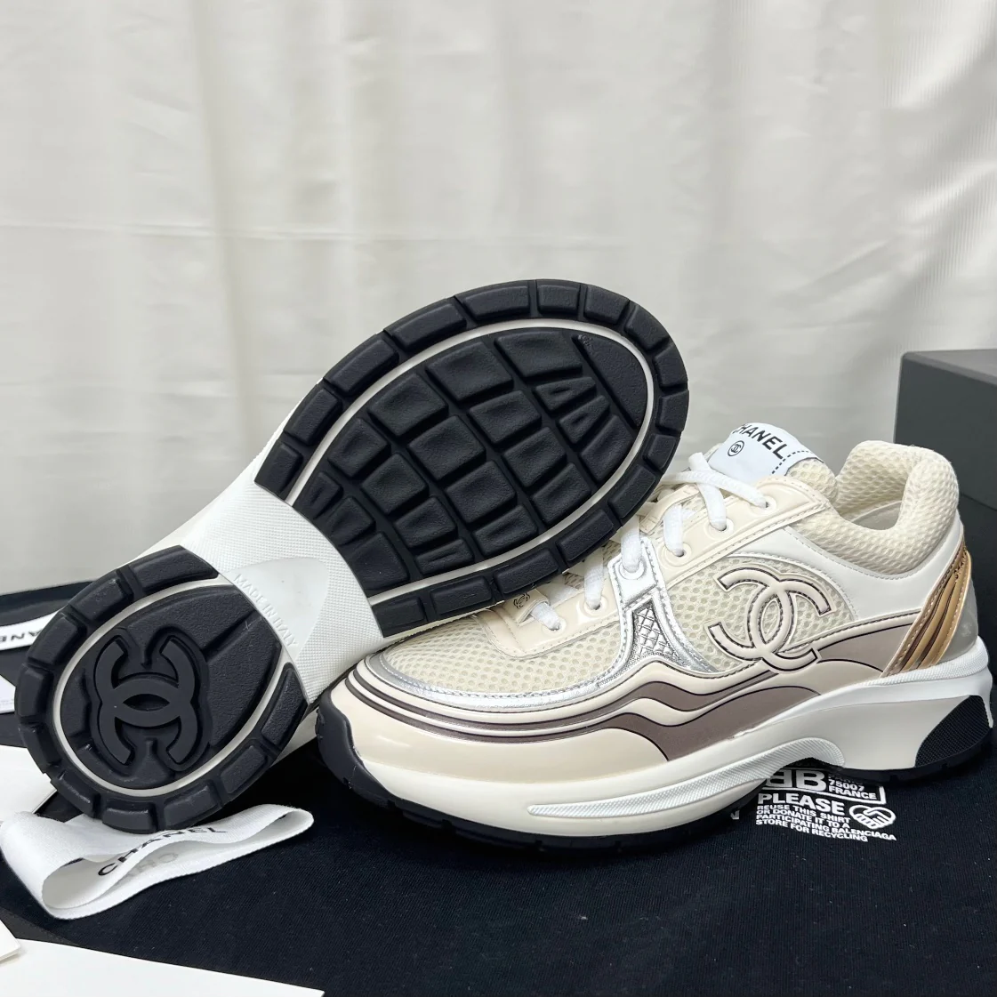 Круизная коллекция Chanel 2023 — Подиумная коллекция — Кроссовки — Белые