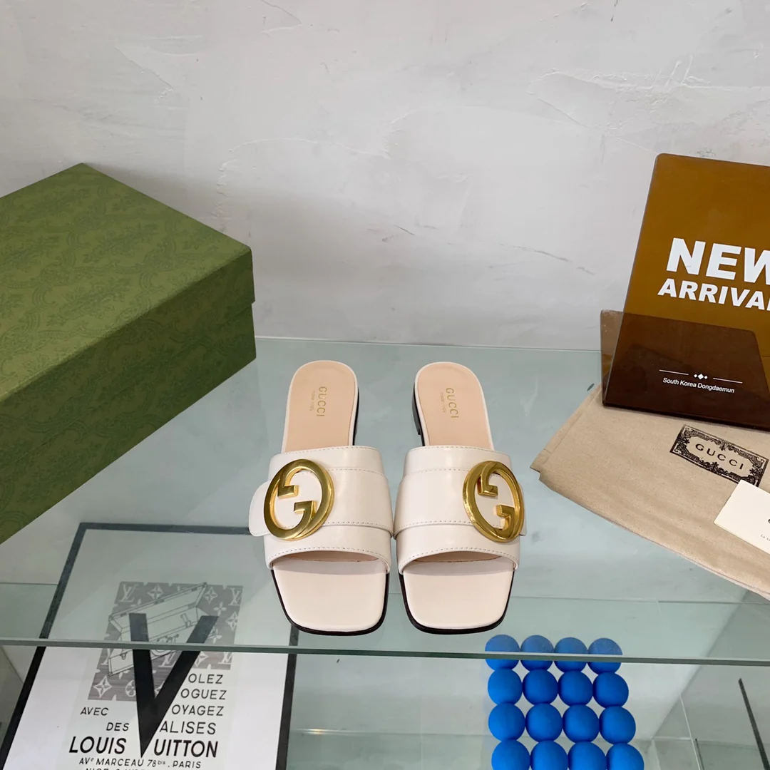 Новинка сезона весна/лето 2022 от Gucci - тапочки с двойной буквой G - 1 шт.