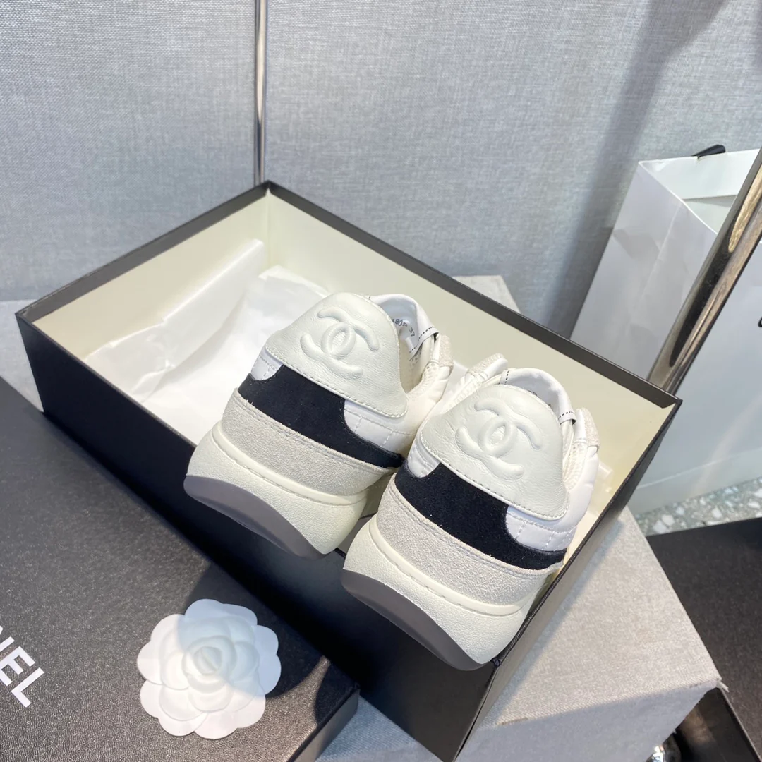 Коллекция Chanel ?Ранняя весна 2023? — повседневные кроссовки со стразами — белые.