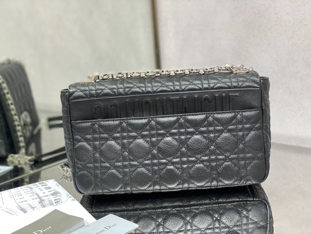 Dior Caro Large 28 см, черная телячья кожа с серебряной пряжкой