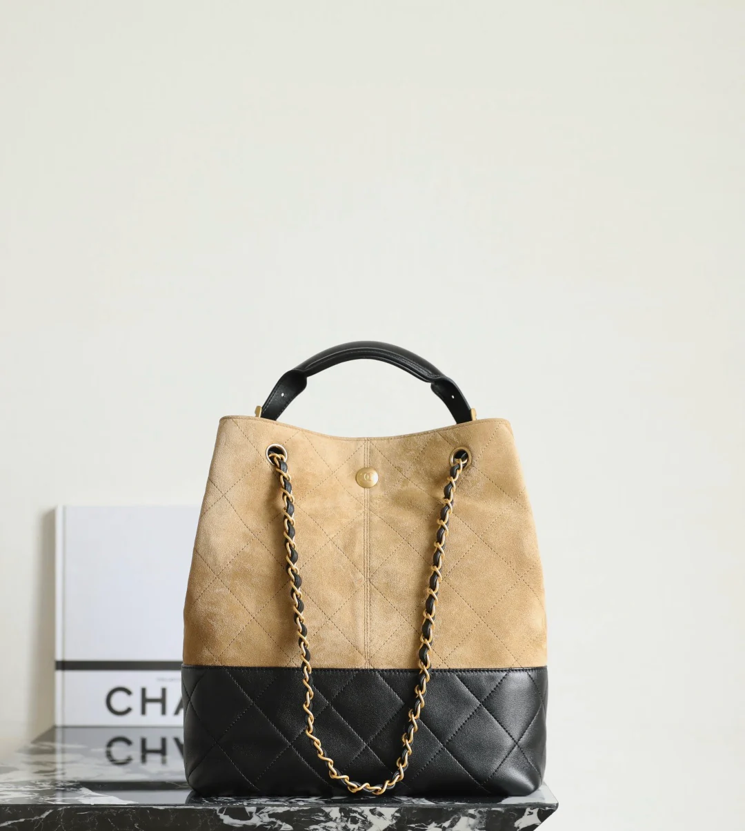 Chanel - Замшевая прямая сумка-шоппер - Коричневая с золотой фурнитурой