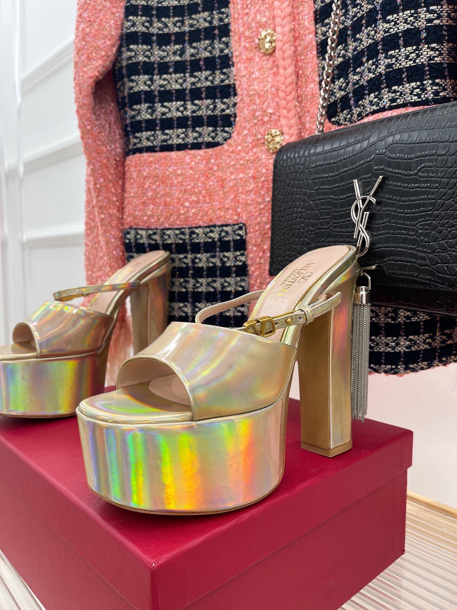 Новинка сезона весна/лето 2023 от Valentino - сандалии на платформе 9 см с открытым носком - 15 см - серебристые