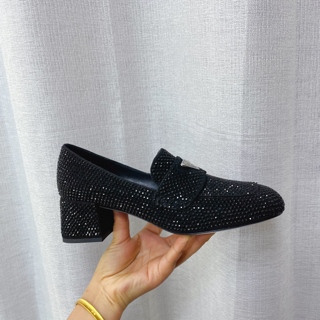 Туфли Prada - Лоферы Prada на низком каблуке, украшенные стразами - черные