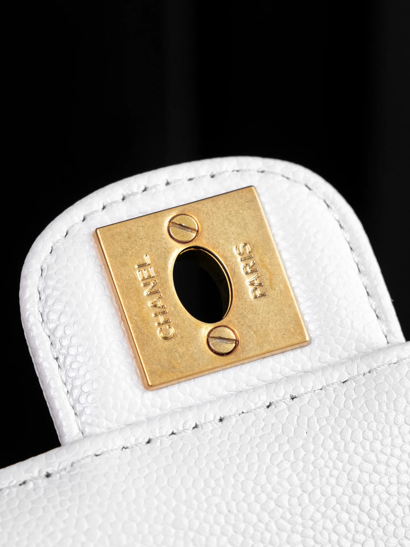 Мини-сумочка Chanel с ручкой и клапаном, белая.