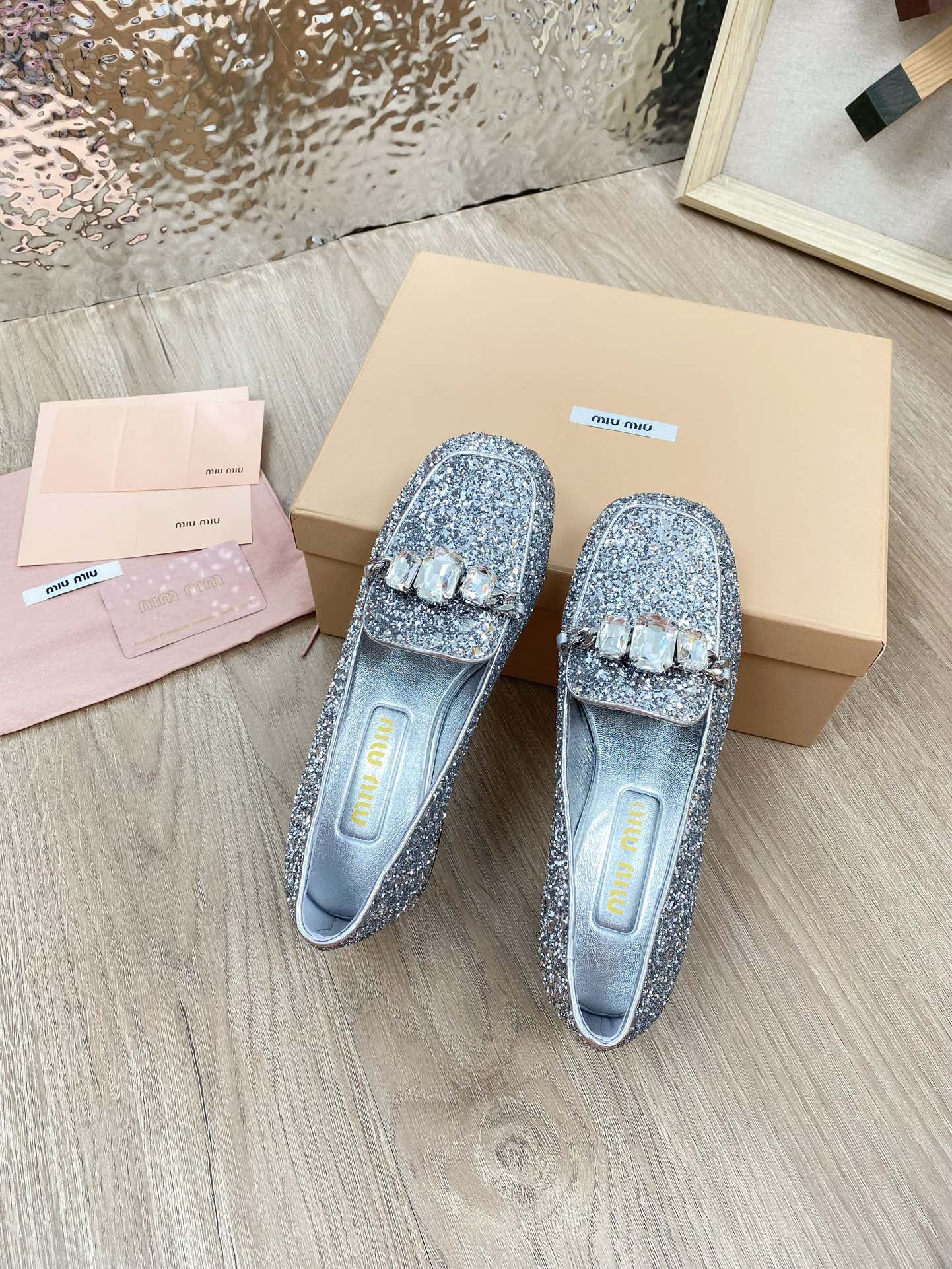 Новинка Miu Miu 2023 года - Лоферы Мэри Джейн с массивным каблуком и стразами - Квадратный носок