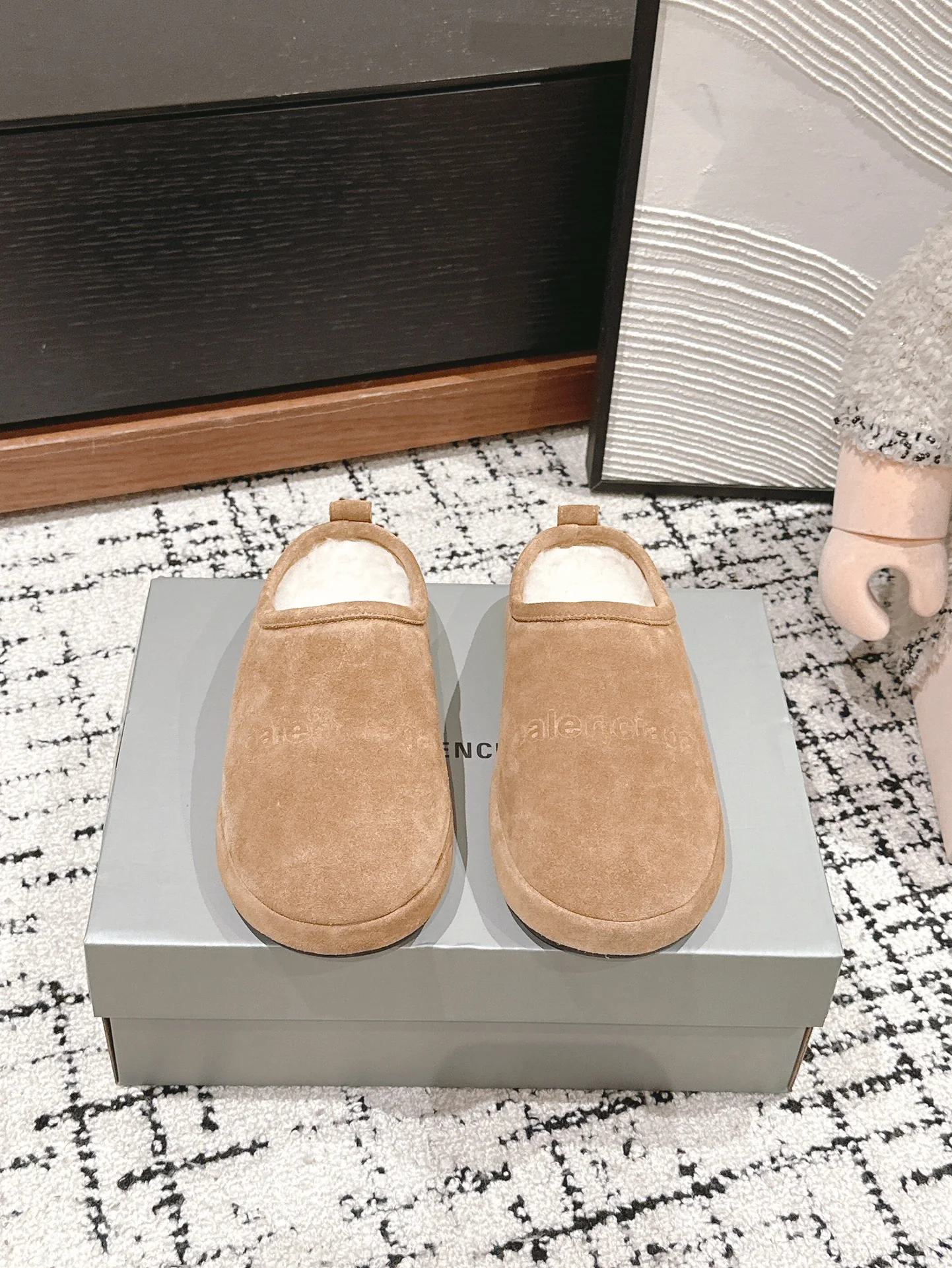 Меховые тапочки Balenciaga 2024 - Изображение коллекции - 1