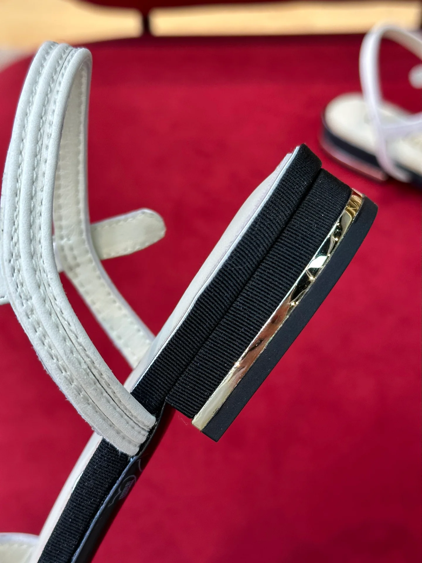 Новинка сезона весна/лето 2023 от Chanel - сандалии из овечьей кожи с лоскутным узором.