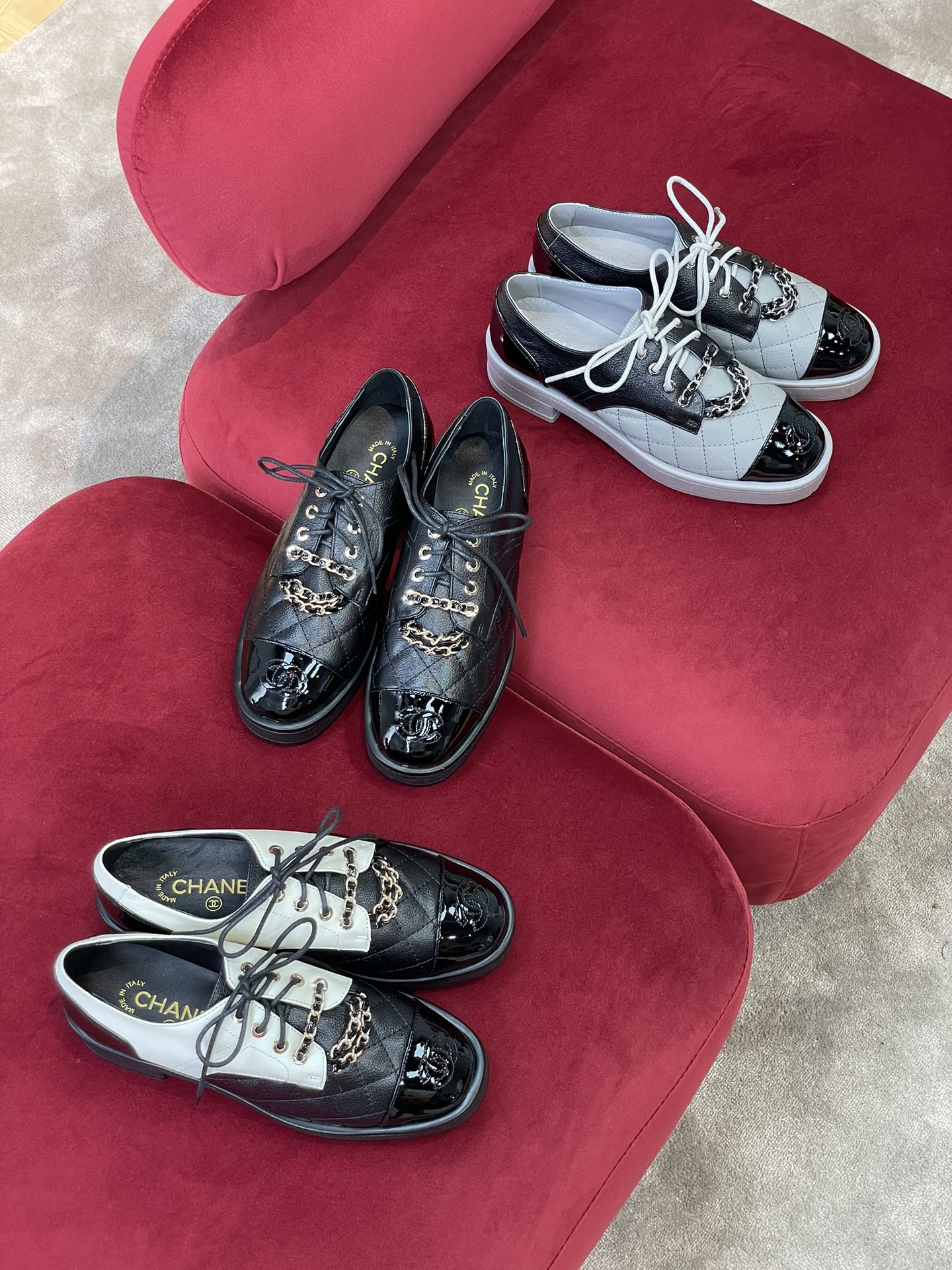 Кожаные туфли Chanel с цепочками — белые и черные