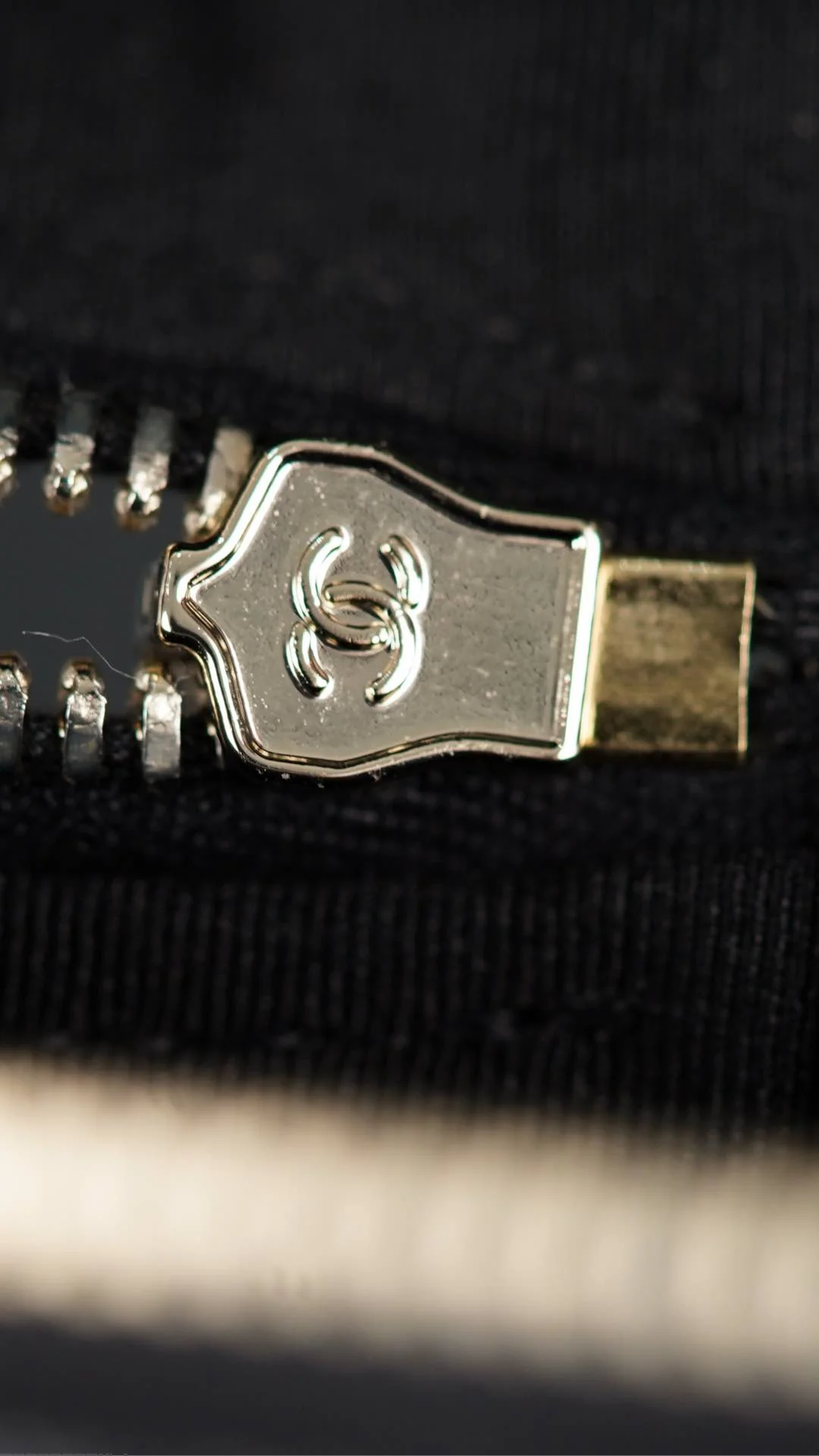 Сумка для ланча Chanel 25p Lychee Beef - черно-золотая