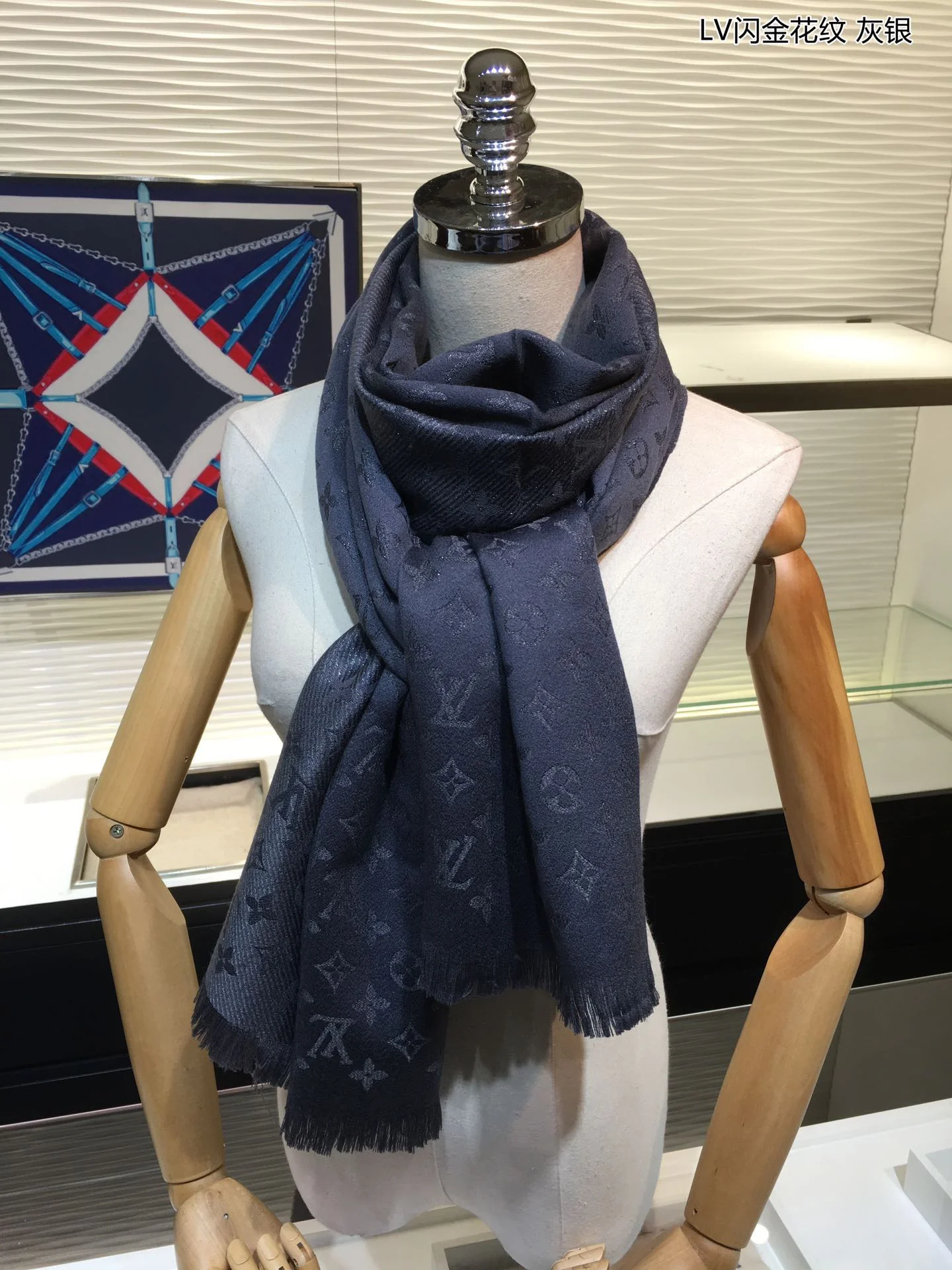 Кашемировый шарф Louis Vuitton с золотистым мерцающим узором — серый и серебристый.