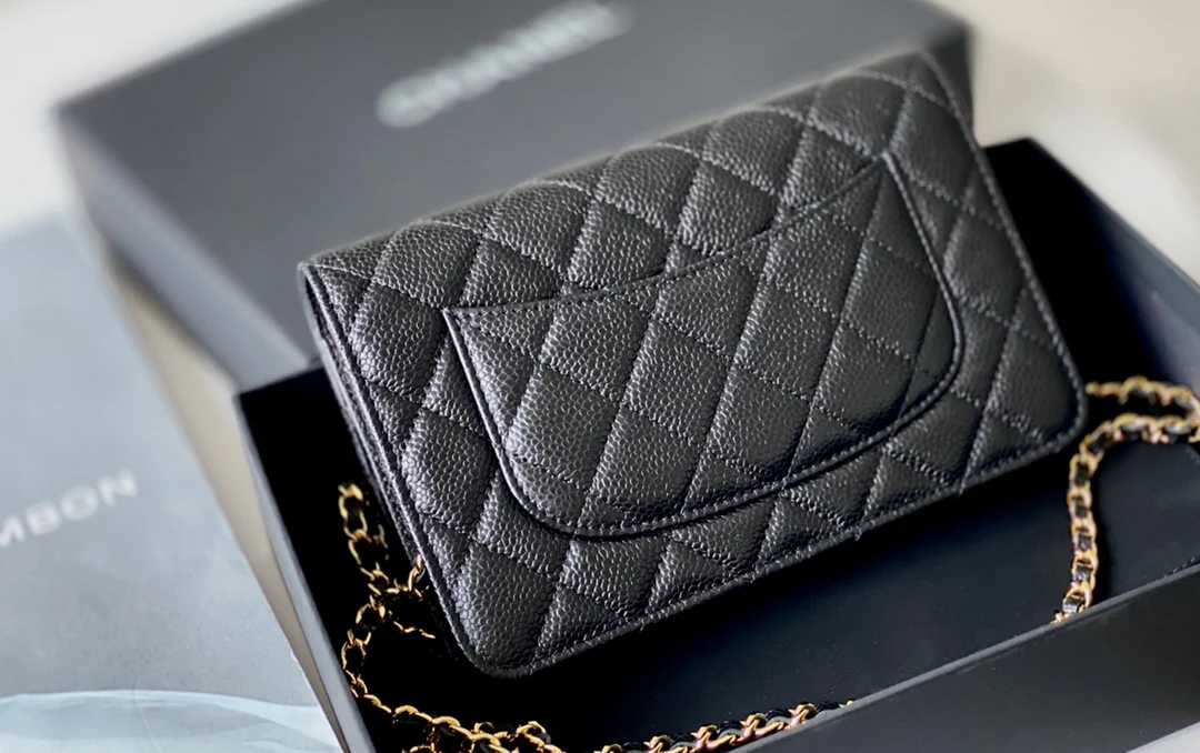 Chanel - Классическая брошь WOC - Черная кожа личи, золотая пуговица