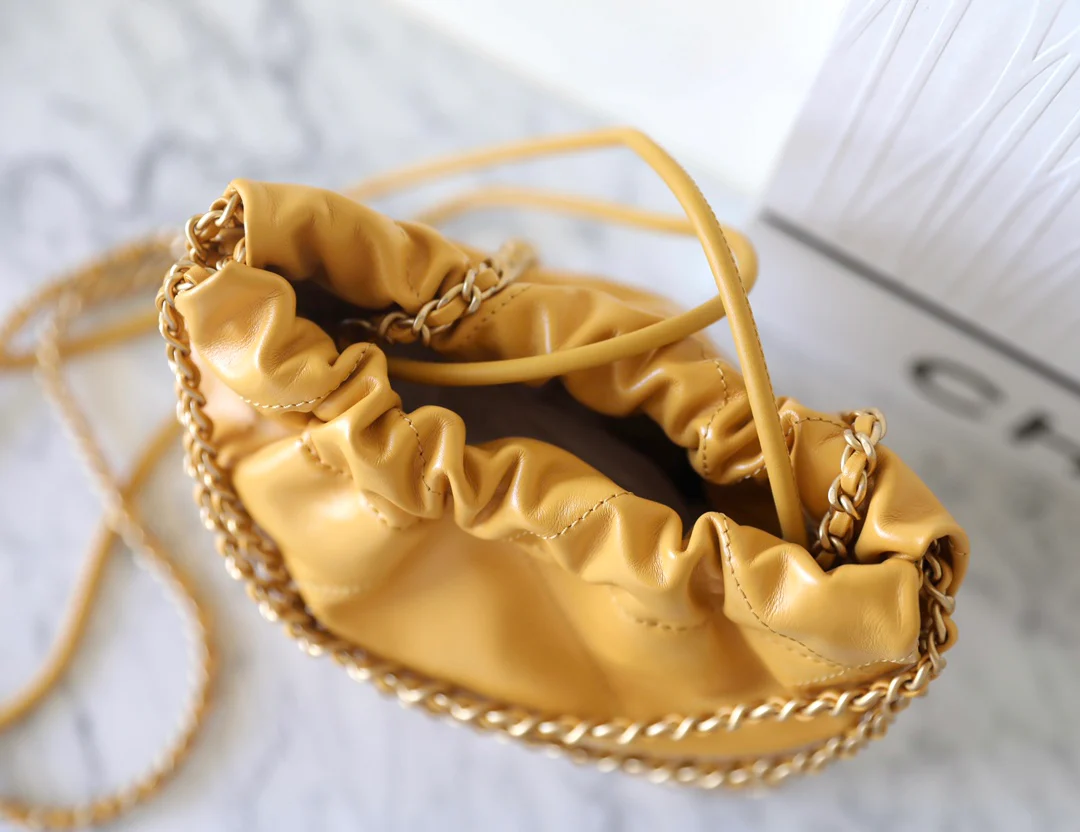 Мини-сумочка Chanel 22, кремово-желтая