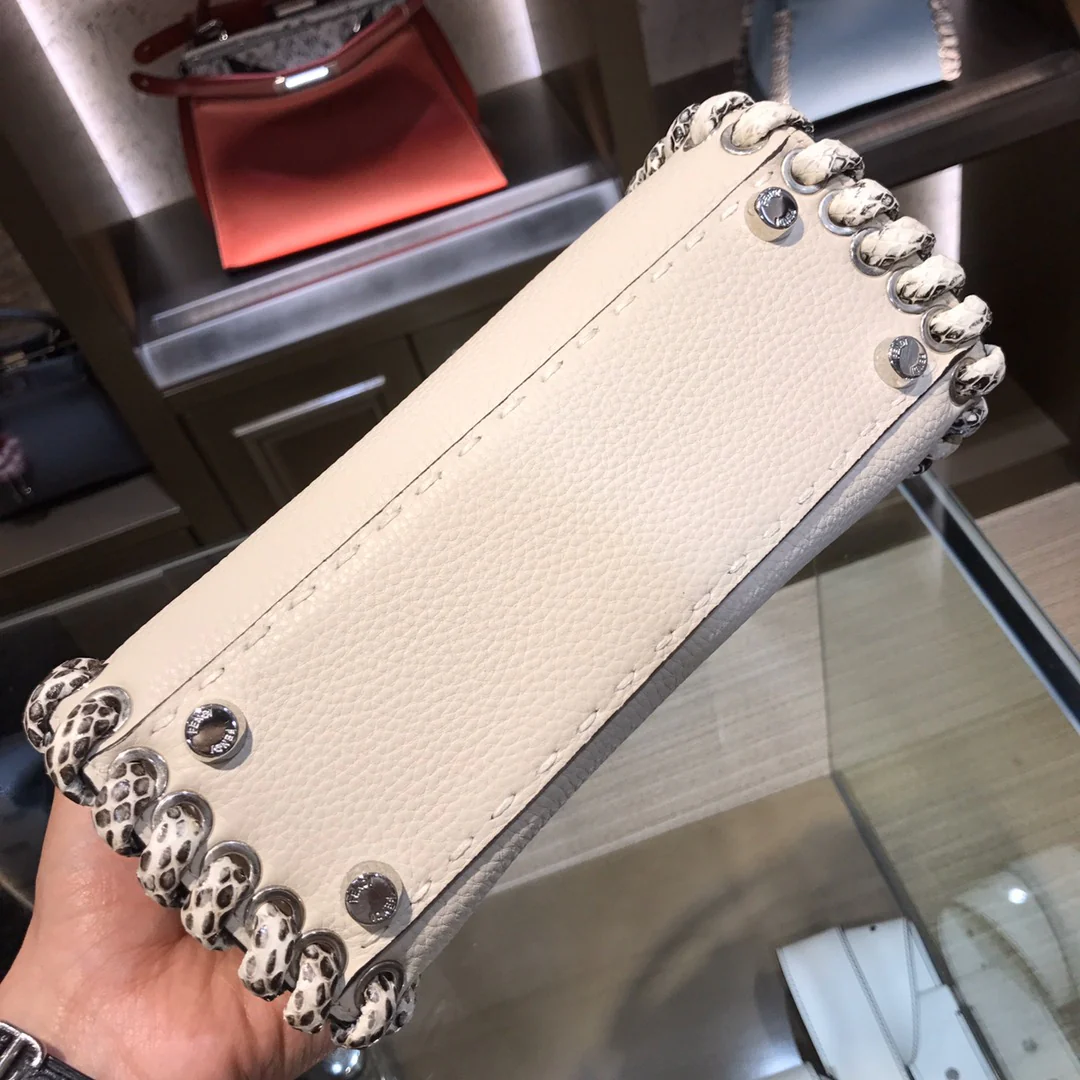 Мини-сумочка Fendi Peekaboo из белой кожи