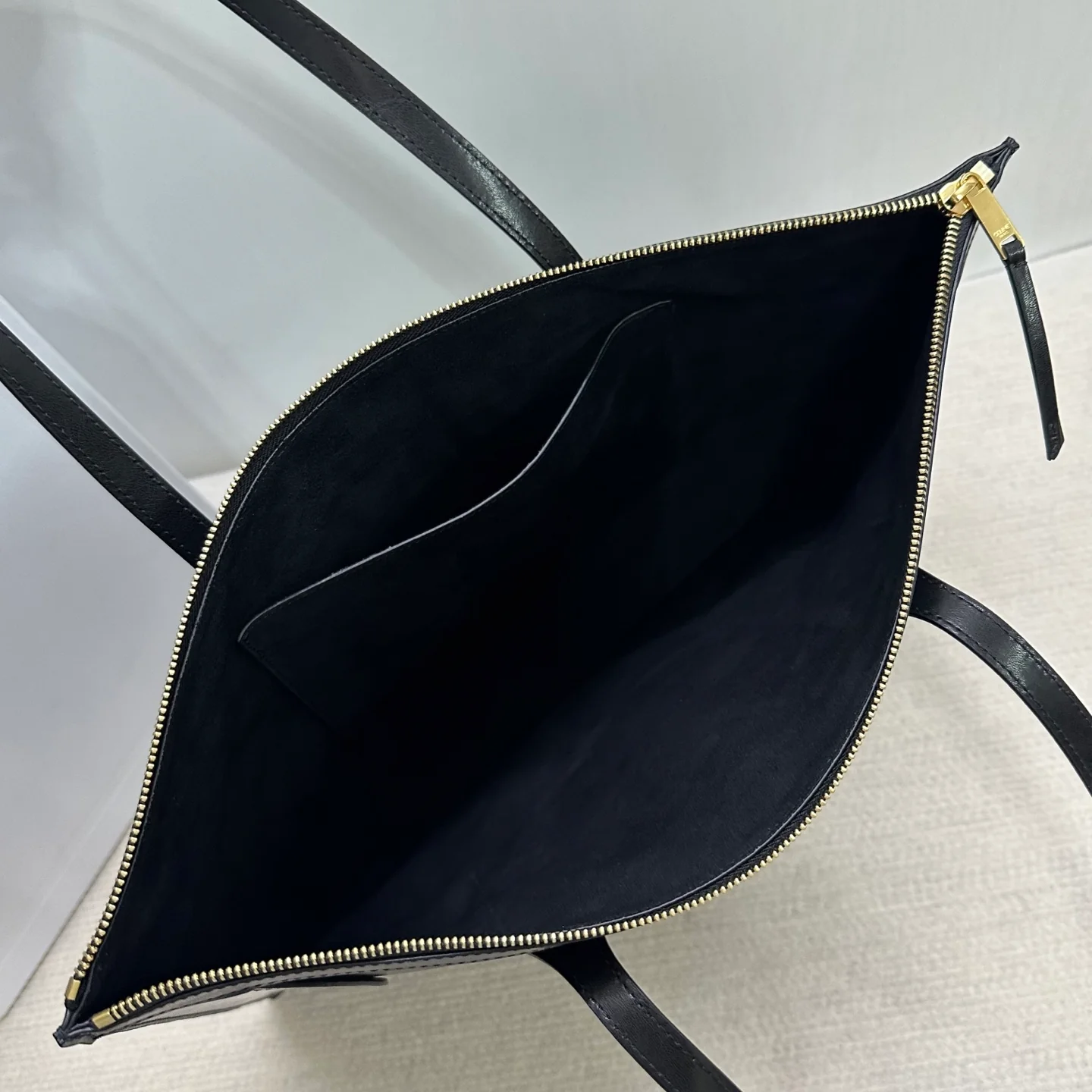 Новинка сезона весна/лето 2026 от Celine - Сумка с изображением смайлика - Черная