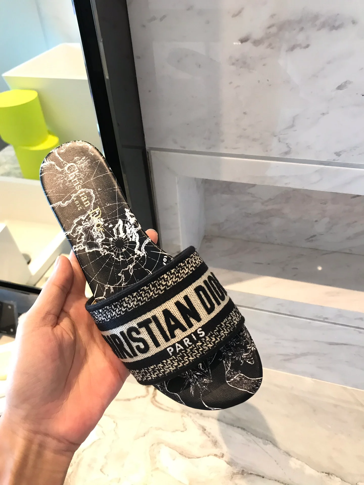 Тапочки Dior с мраморным верхом и кожаной подошвой - черные