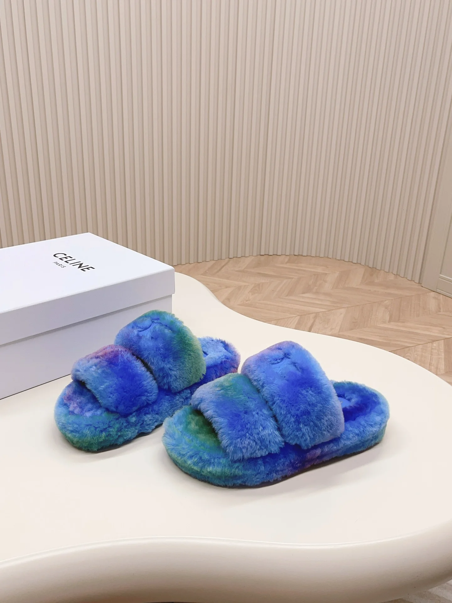 Новинка сезона осень/зима 2023 от Celine - Меховые тапочки - Синие