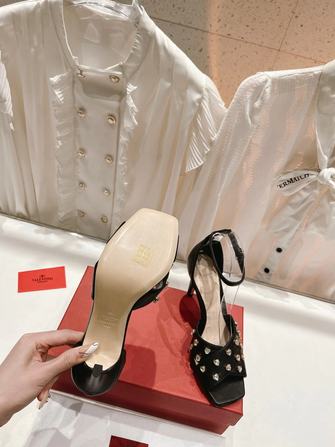 Новинка сезона весна/лето 2023 от Valentino - Босоножки на высоком каблуке со стразами - 7-5 см - Черные