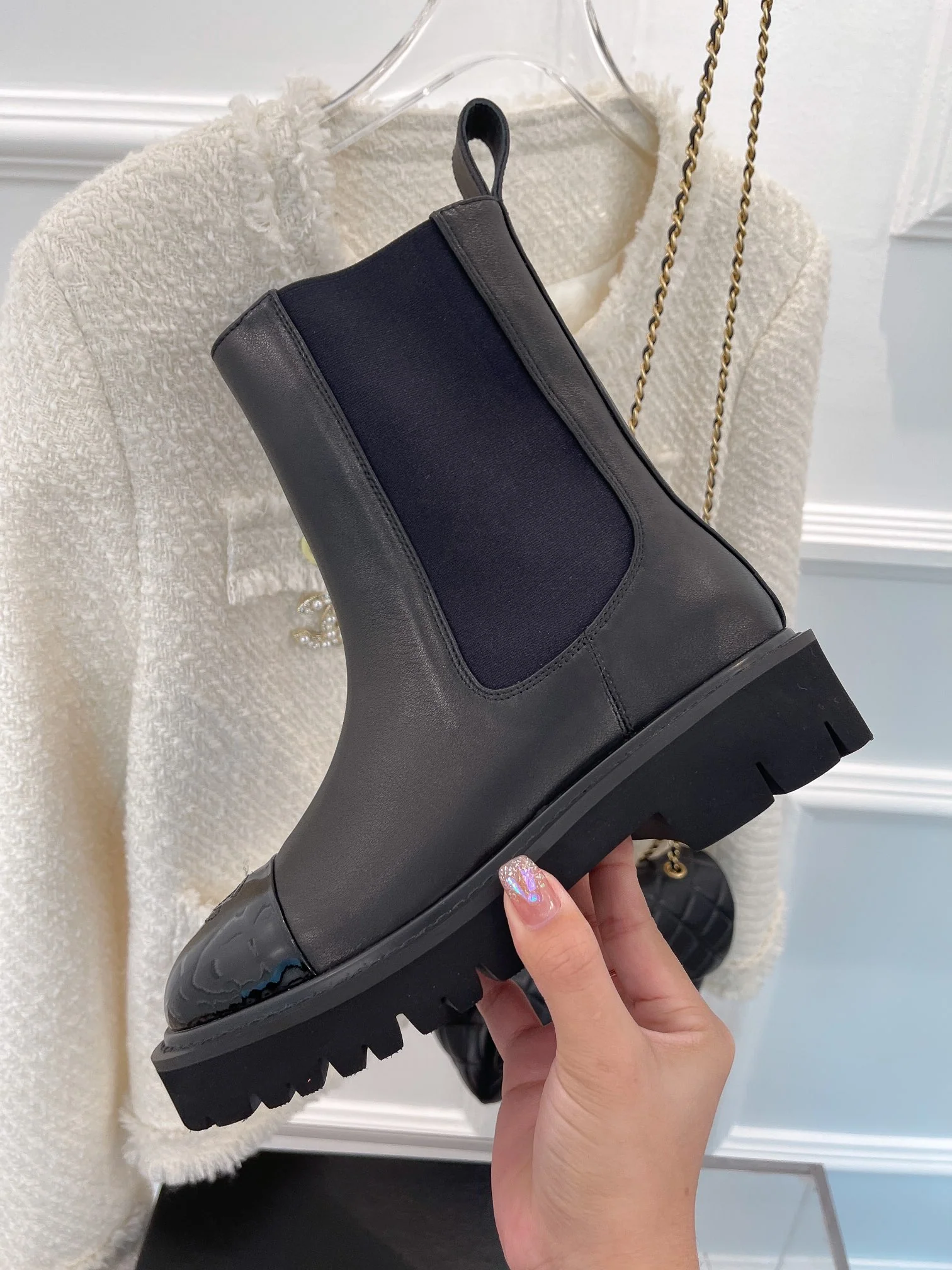 Новинка сезона осень/зима 2023 от Chanel - Ботильоны с круглым носком - Черные