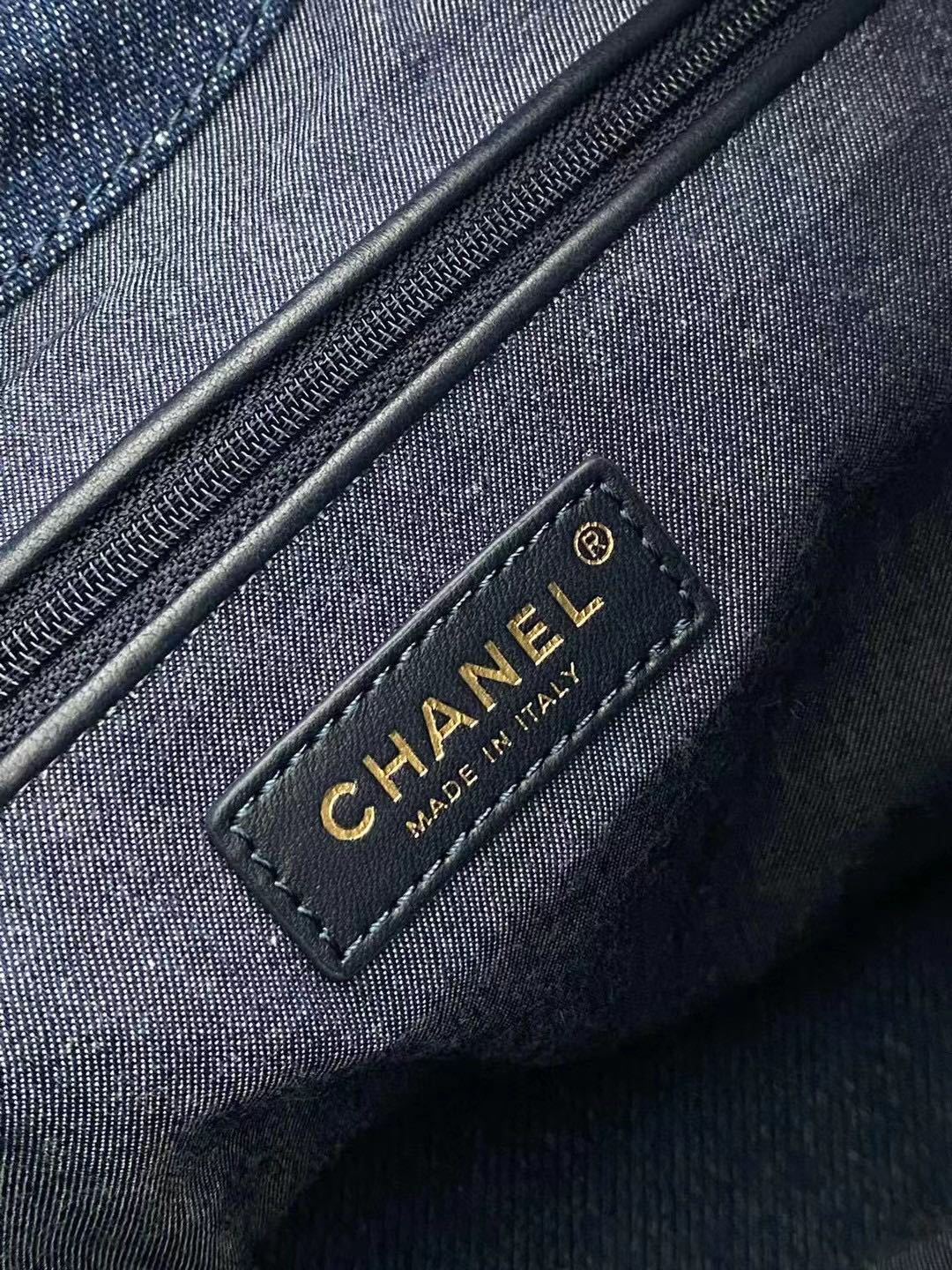 Коллекция Chanel Весна/Лето 2023 - Синяя джинсовая сумка-тоут - Синяя отделка с черным основанием