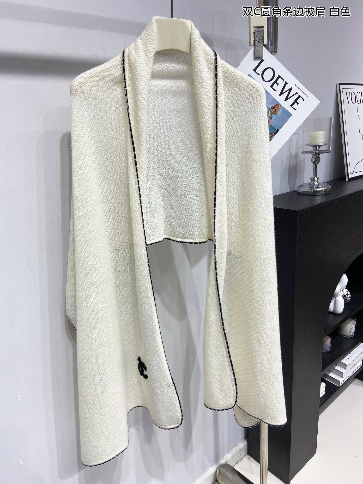 Шарф Chanel 2024 с закругленными углами - кремовый