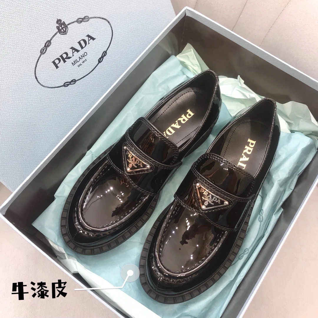 Обувь Prada - Лоферы Prada - лакированная кожа с серебряным треугольным логотипом - лоферы на платформе - черные