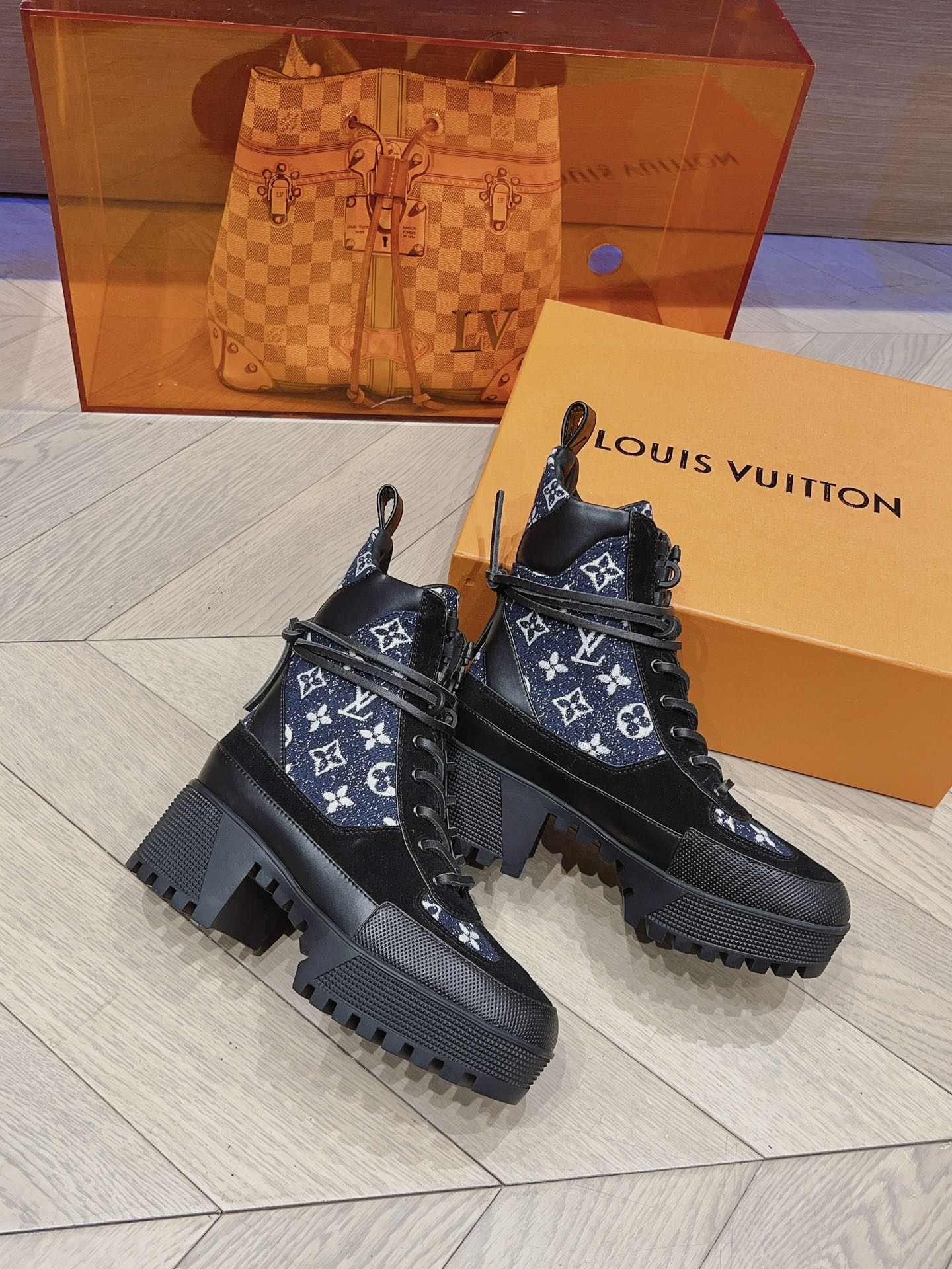 Новинка осенне-зимней коллекции LV 2023 — Ботинки Мартин на высоком каблуке — Черная серия — Модель 3