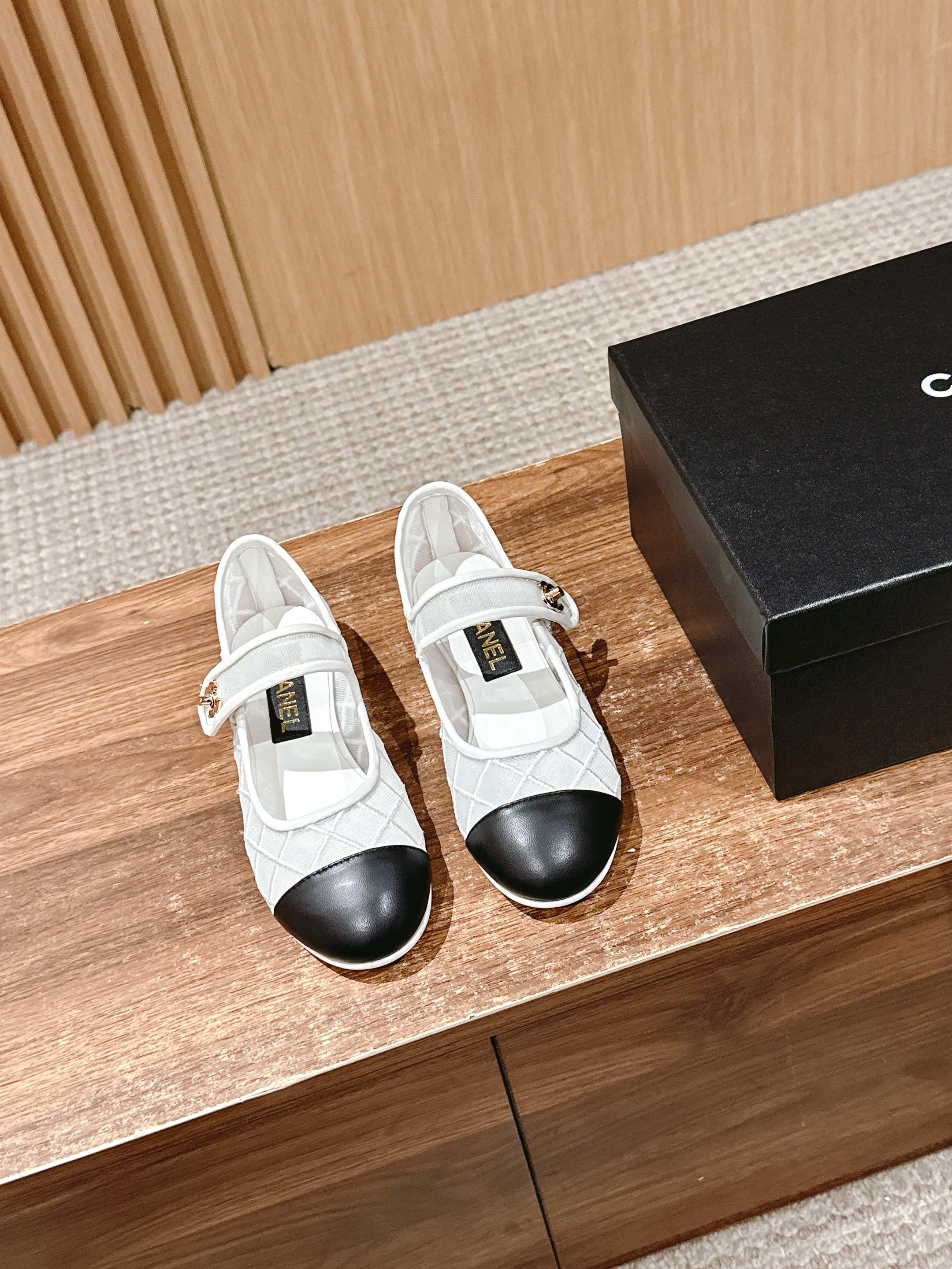 Новинка сезона весна/лето 2025 от Chanel - сетчатые туфли Мэри Джейн - белые.