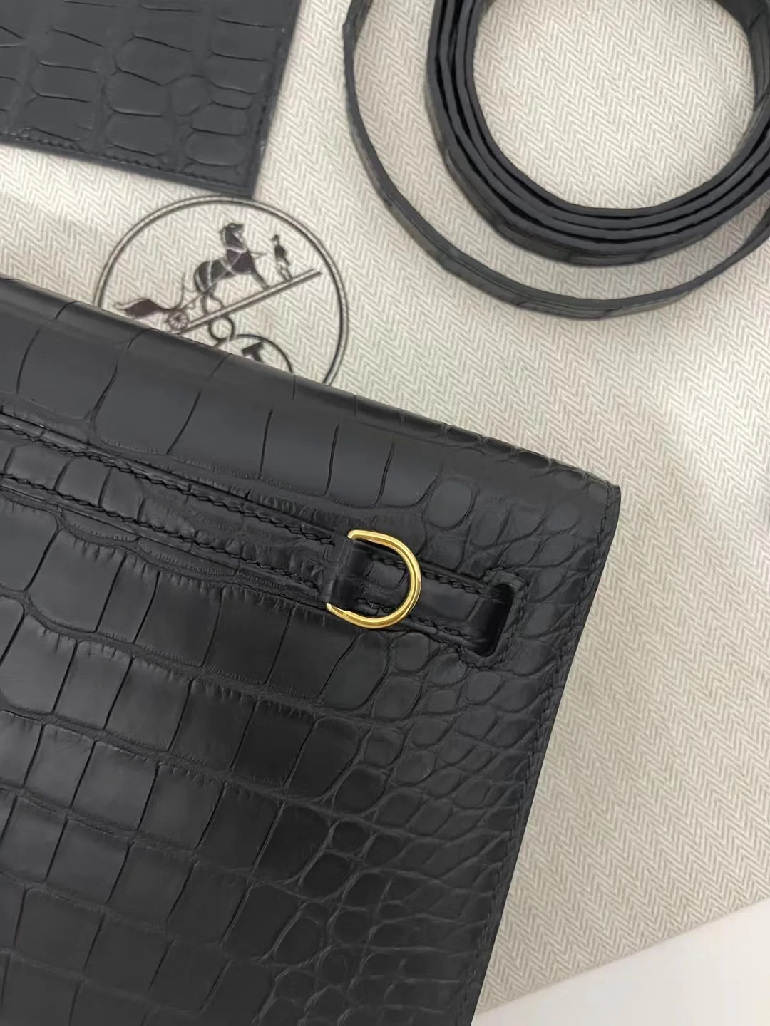 Hermes Kelly Danse, черная крокодиловая кожа с золотой пряжкой