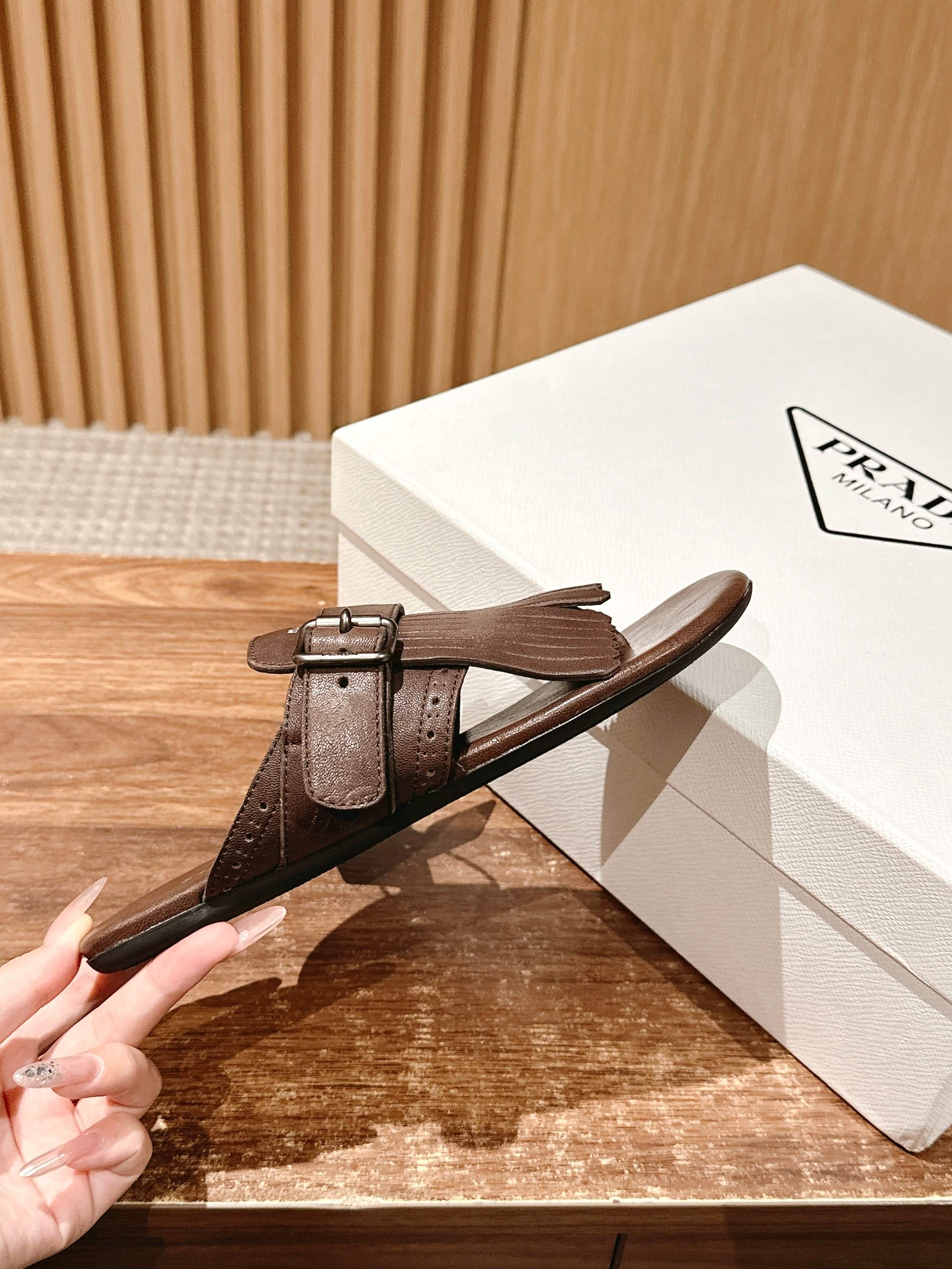 Новинка сезона весна/лето 2025 от Prada - Ретро-тапочки с кисточками - Подиумный стиль - Кофейно-коричневый