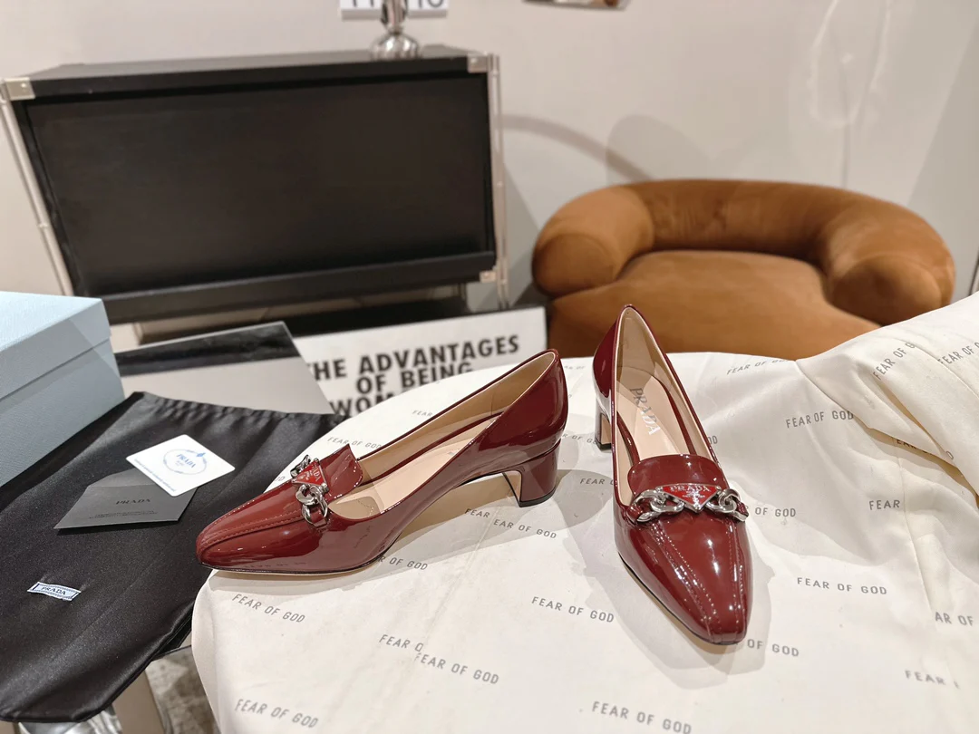 Prada - Коллекция Мэри Джейн - Туфли на низком каблуке с острым носком - Красные