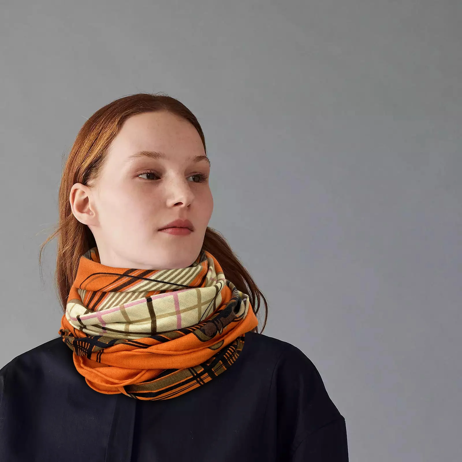 Квадратный шарф Hermes Horse Concert, 140 см, 70% кашемир, 30% шелк, оранжевый.