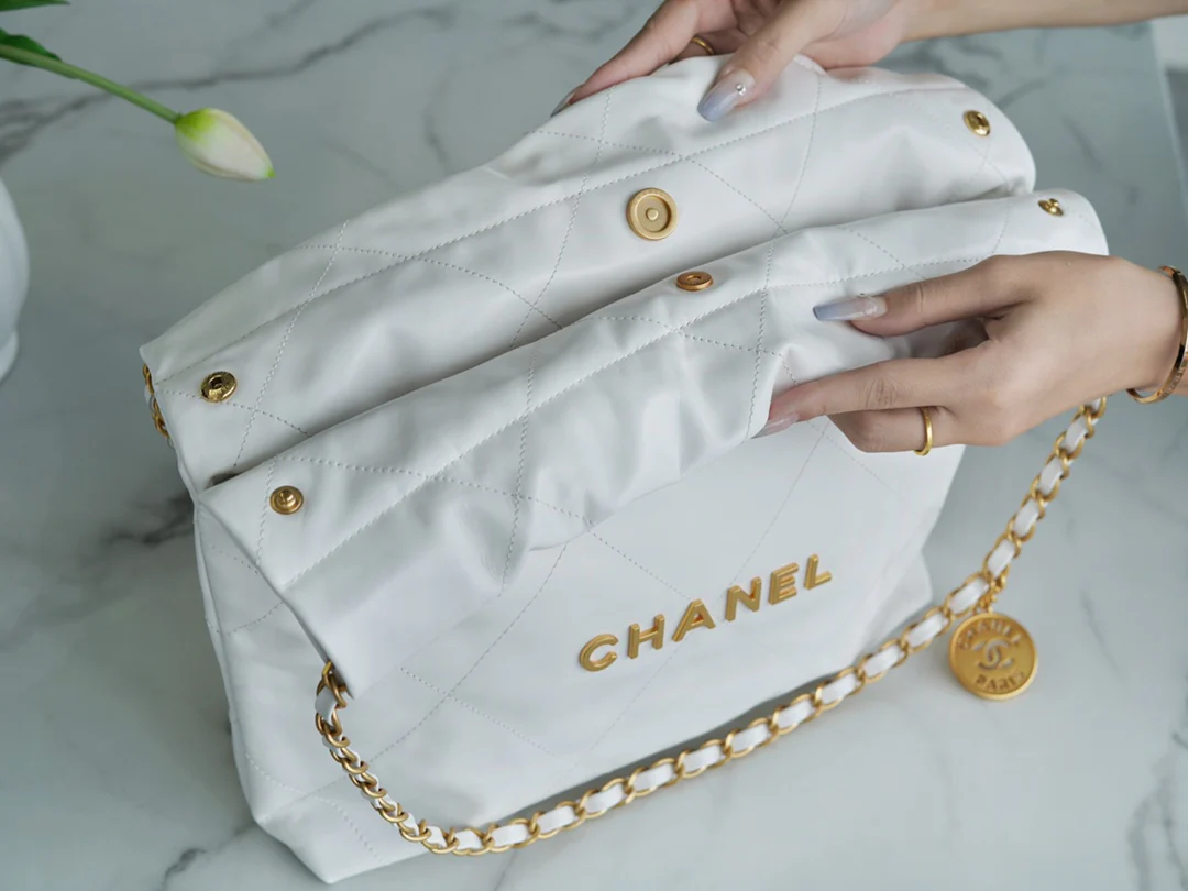 Сумочка Chanel No. 22 — маленькая, из белого золота.