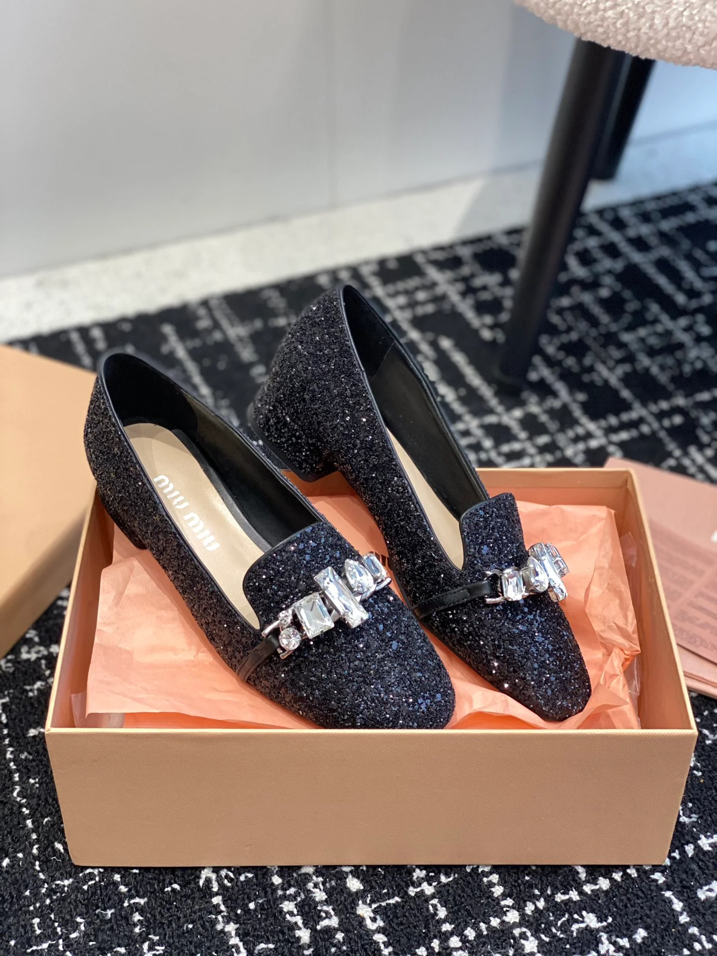 Новинка сезона осень/зима 2023 от Miu Miu - Туфли Мэри Джейн со стразами - Черные