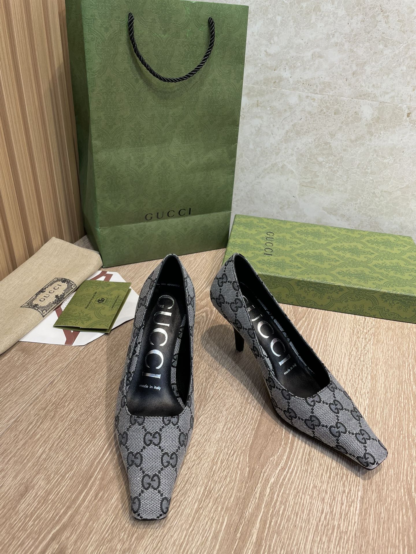 Туфли-лодочки Gucci 22ss с квадратным носком и монограммой серого цвета.