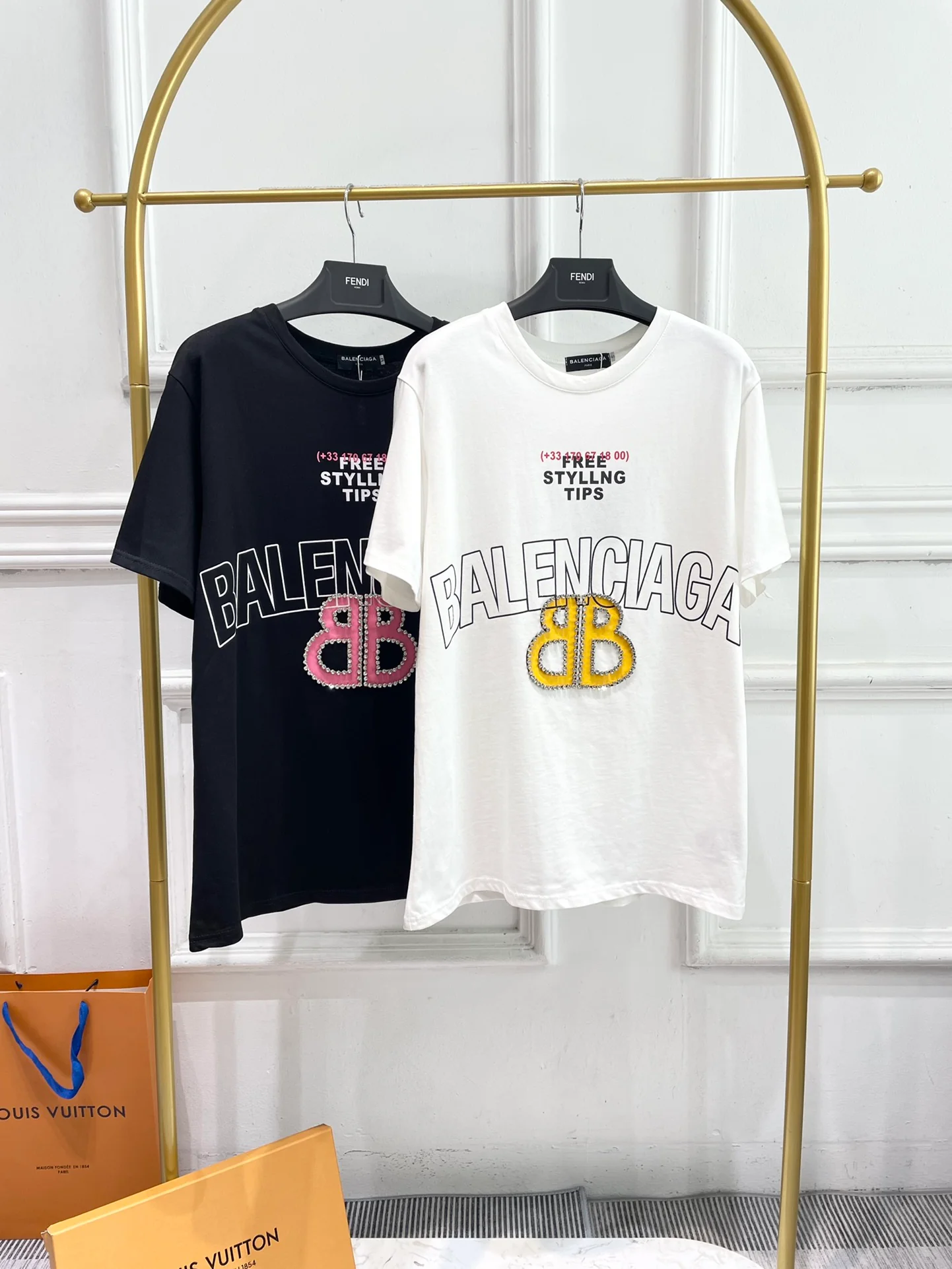 Футболка Balenciaga 2403 с коротким рукавом и стразами BB, свободного кроя, белая.