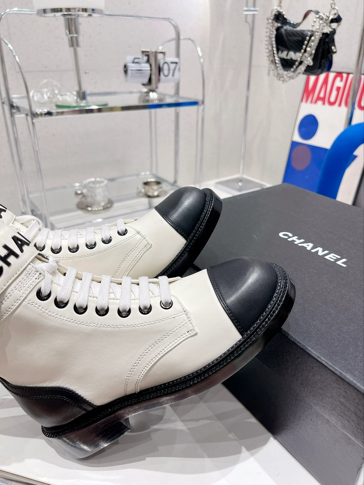 Новинка сезона осень/зима 2022 от Chanel — Ботинки Dr. Martens на шнуровке — Белые