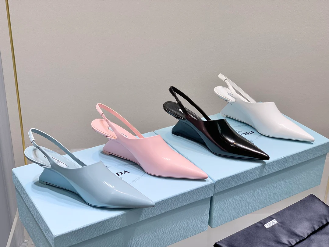 Prada - Синие туфли на низком каблуке