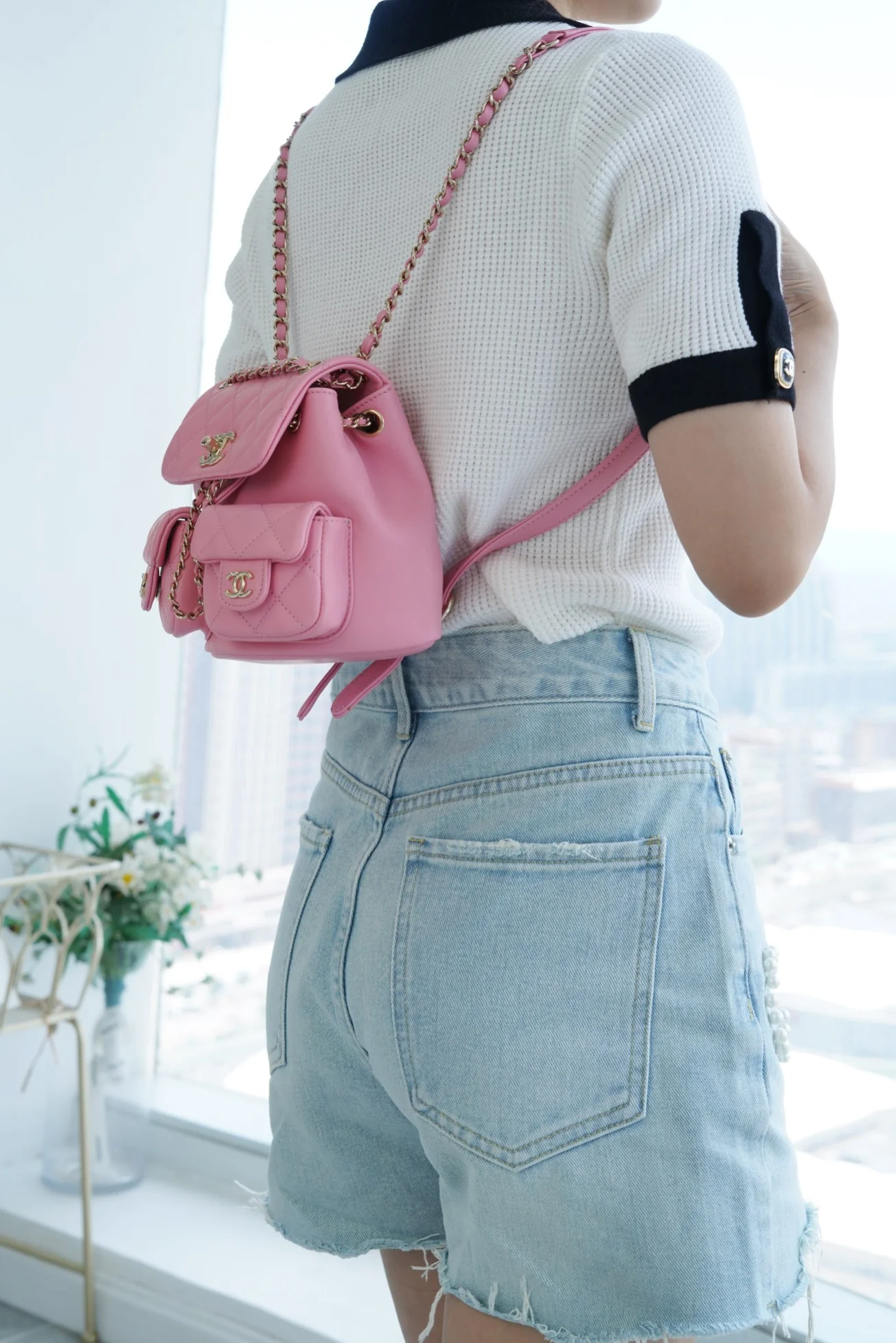 Коллекция Chanel Весна/Лето 2023 - Duma - Однотонный рюкзак из телячьей кожи - Розовый - Мини