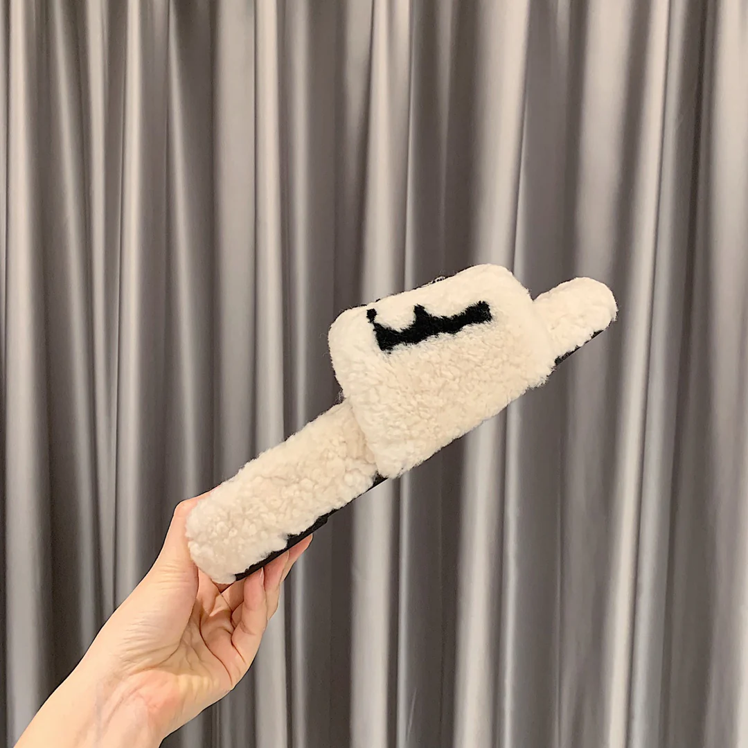 Fendi - Тапочки из овечьей шерсти - Белые с черной надписью